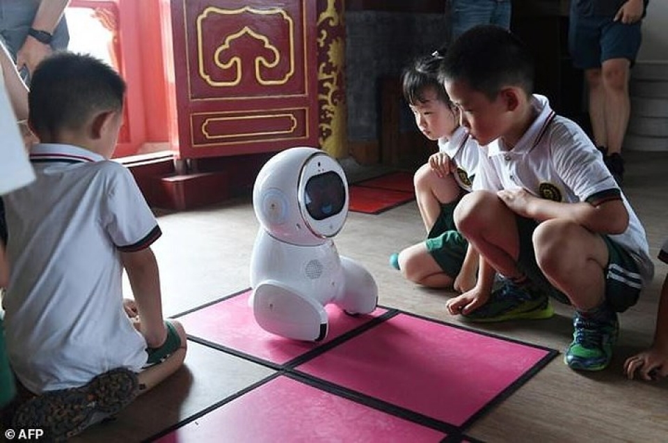 giao vien robot xam chiem cac nha tre o trung quoc