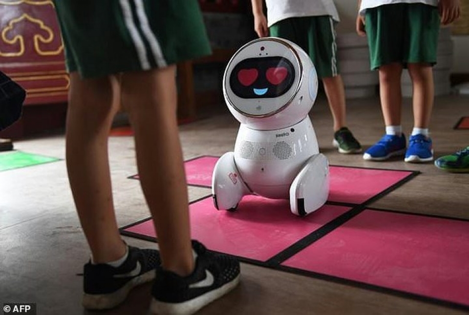 giao vien robot xam chiem cac nha tre o trung quoc