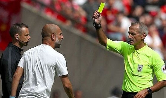 Mất bình tĩnh, Pep Guardiola trở thành HLV đầu tiên nhận thẻ vàng trong lịch sử Premier League