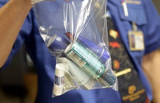 Tại sao du khách không được mang quá 100ml chất lỏng lên máy bay?