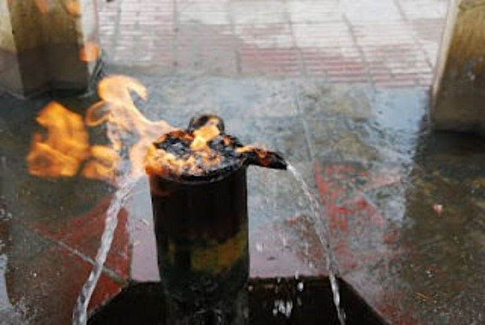 Bí ẩn dòng nước suối bốc cháy ở vùng biên giới Azerbaijan với Iran den noi co the chung kien canh nuoc suoi boc chay