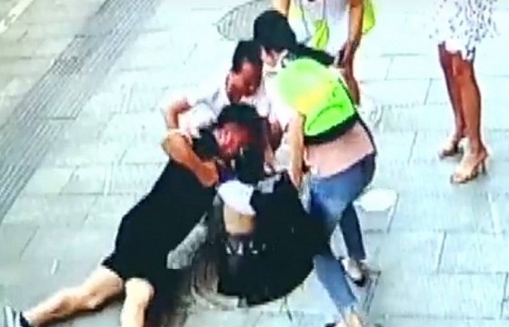 Cách một ông bố cứu con thoát bị cống thải 'nuốt chửng'