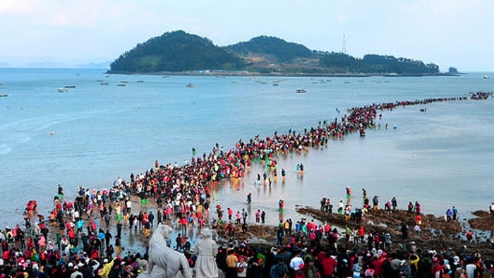 Hiện tường kỳ thú ở Hàn Quốc: Mặt biển tách làm đôi, lộ ra con đường nối liền hai đảo han quoc ky thu con duong noi len giua dai duong khi mat nuoc tu chia doi