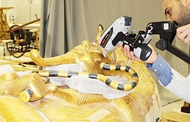Sau 97 năm khai quật, Ai Cập lần đầu tiên phục chế quan tài của Pharaoh Tutankhamun
