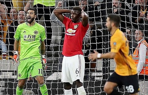 Wolves 1 - 1 Man Utd: Pogba bỏ lỡ quả phạt đền
