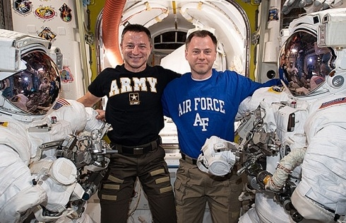 NASA lắp đặt ‘bến đỗ’, mạng không dây, chuẩn bị cho tàu vũ trụ thương mại đầu tiên trên ISS