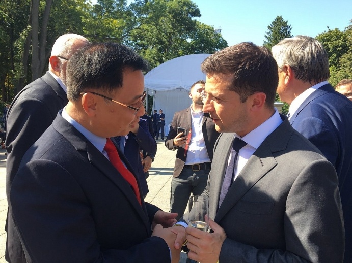 Đại sứ Nguyễn Anh Tuấn chào Tổng thống Zelensky nhân Quốc khánh Ukraine