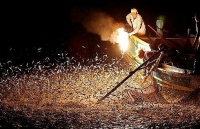 Độc đáo nghề đánh cá bằng lửa, cá 'điên cuồng' lao đến những chiếc lưới giăng sẵn