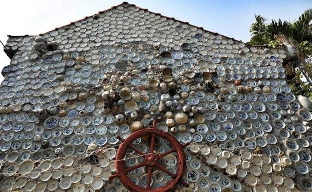 nguoi dan ong viet nam len bao nuoc ngoai vi dung 10000 do co trang tri nha