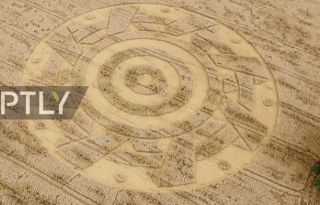 Vòng tròn khổng lồ xuất hiện bí ẩn trên cánh đồng ngũ cốc