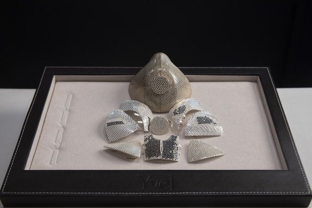 israel khau trang covid 19 nam kim cuong gia 15 trieu usd