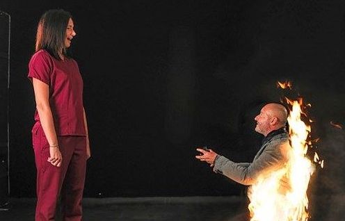 Ấn tượng màn cầu hôn theo kiểu 'ngọn đuốc sống' độc nhất vô nhị