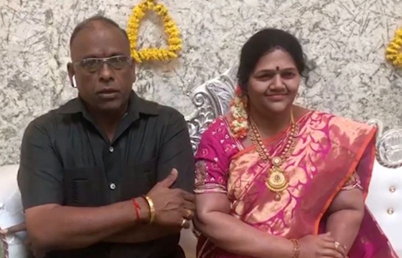 Dựng tượng vợ quá cố trong nhà mới, người đàn ông khiến hàng triệu trái tim 'tan chảy'