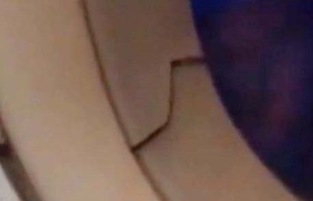 Phát hoảng khi phát hiện cửa sổ máy bay bị nứt lúc ngủ dậy