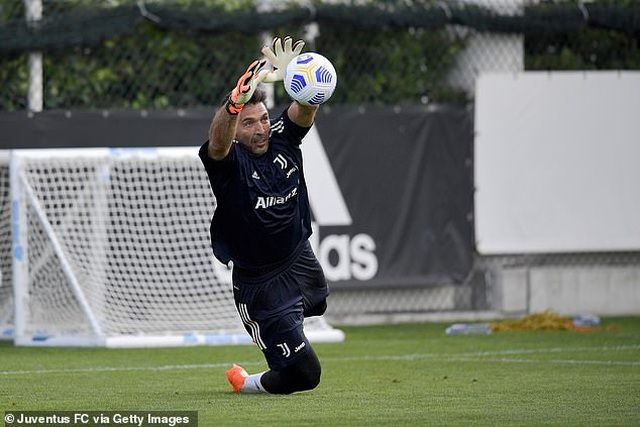 cronaldo gay an tuong trong ngay ra mat hlv pirlo