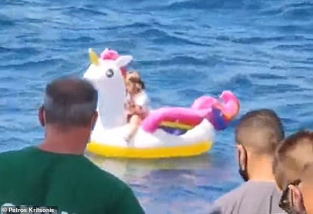 3550-be-gai-5-tuoi-ngoi-tren-phao-bi-song-cuon-troi-ra-biendocx-1598369540532