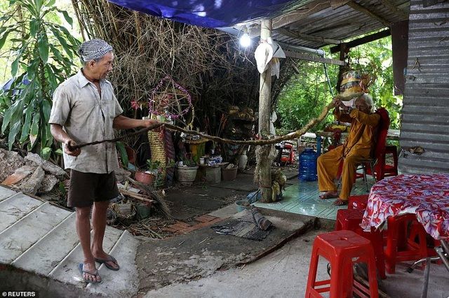 di nhan viet nam 80 nam khong cat toc len bao quoc te