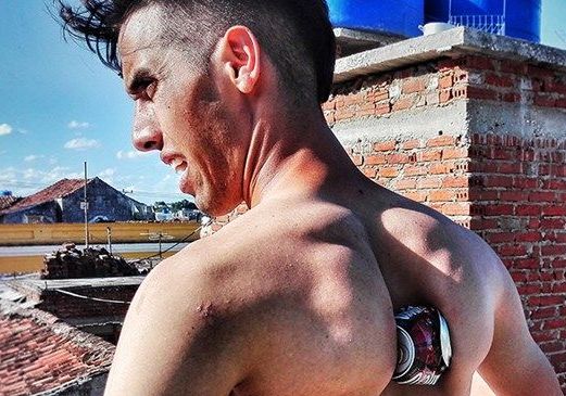 Bóp vỡ 84 lon bia trong 1 phút bằng... xương bả vai, chàng trai Cuba lập kỷ lục Guinness