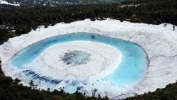 Bí mật hồ 'Mắt rồng' gần đỉnh núi Hachimantai ở Nhật Bản