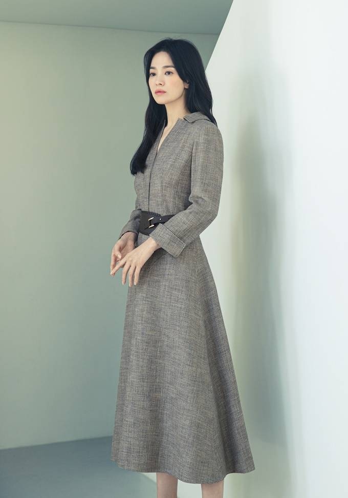 Ngắm nhìn Song Hye Kyo thanh lịch với trang phục công sở