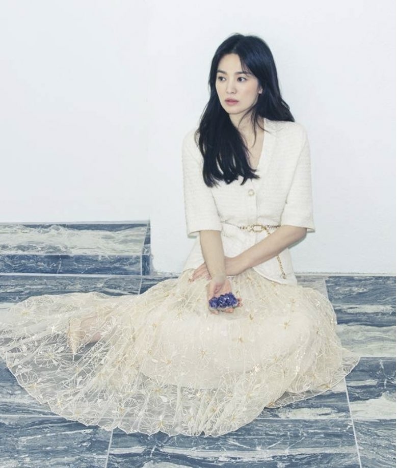 Ngắm nhìn Song Hye Kyo thanh lịch với trang phục công sở