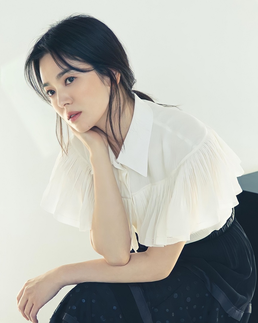 Ngắm nhìn Song Hye Kyo thanh lịch với trang phục công sở