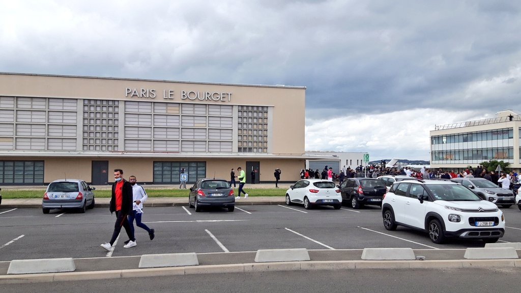 Người hâm mộ chờ Messi ở sân bay Le Bourget. (Nguồn: Twitter) Người hâm mộ chờ Messi ở sân bay Le Bourget. (Nguồn: Twitter)