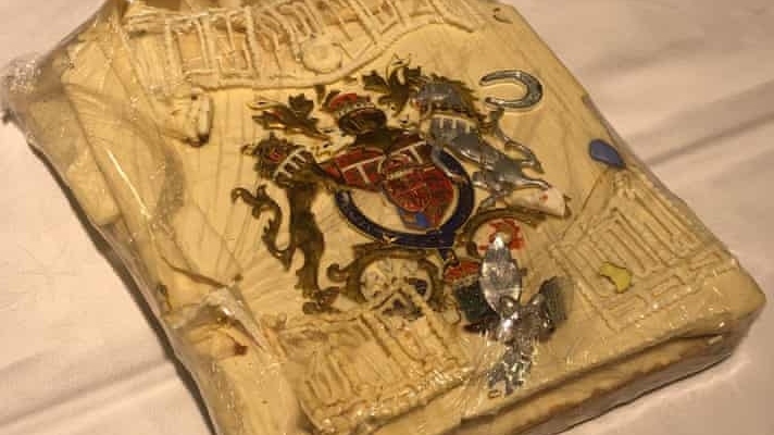 Lát bánh cưới 40 năm tuổi của Hoàng gia Anh được bán đấu giá 2.500 USD