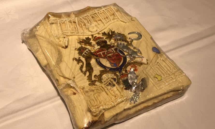 Lát bánh cưới 40 năm tuổi của Hoàng gia Anh có giá hơn 2.500 USD Lát bánh cưới 40 năm tuổi của Hoàng gia Anh có giá hơn 2.500 USD