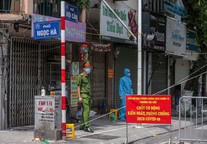 Phố Đội Cấn (quận Ba Đình, Hà Nội) đang bị phong toả do liên quan đến nhiều ca Covid-19, (Ảnh: Ngô Nhung/NLĐ) Phố Đội Cấn (quận Ba Đình, Hà Nội) đang bị phong toả do liên quan đến nhiều ca Covid-19, (Ảnh: Ngô Nhung/NLĐ)