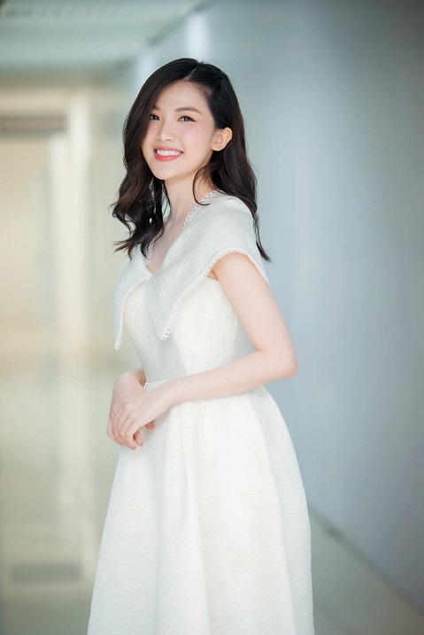 Lương Thanh xinh đẹp trong trang phục gợi cảm khác xa trên phim '11 tháng 5 ngày'