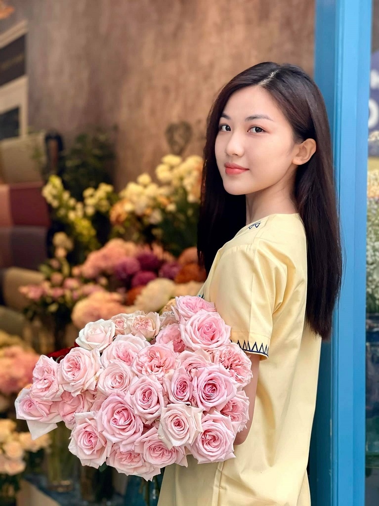 Lương Thanh xinh đẹp trong trang phục gợi cảm khác xa trên phim '11 tháng 5 ngày'