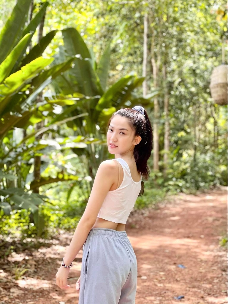 Lương Thanh xinh đẹp trong trang phục gợi cảm khác xa trên phim '11 tháng 5 ngày'