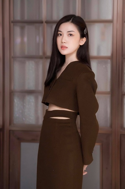 Lương Thanh xinh đẹp trong trang phục gợi cảm khác xa trên phim '11 tháng 5 ngày'