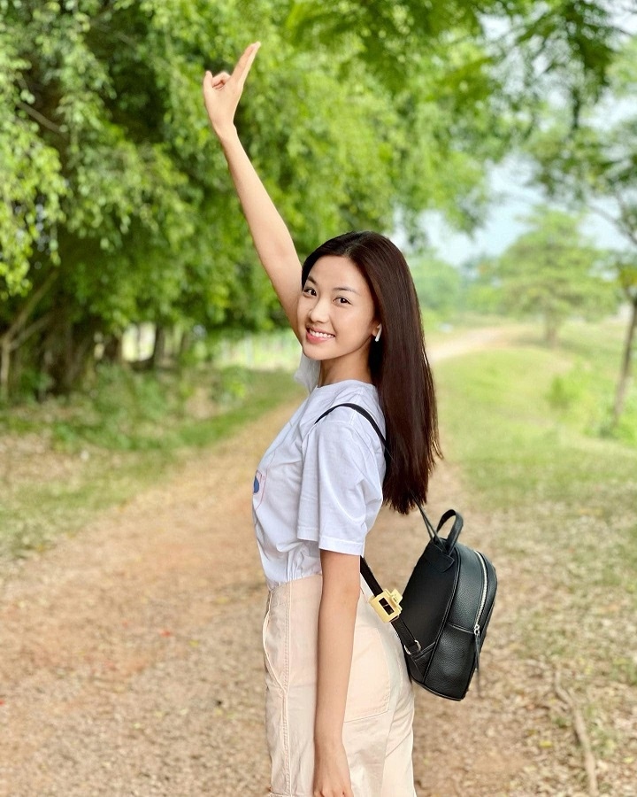 Lương Thanh xinh đẹp trong trang phục gợi cảm khác xa trên phim '11 tháng 5 ngày'