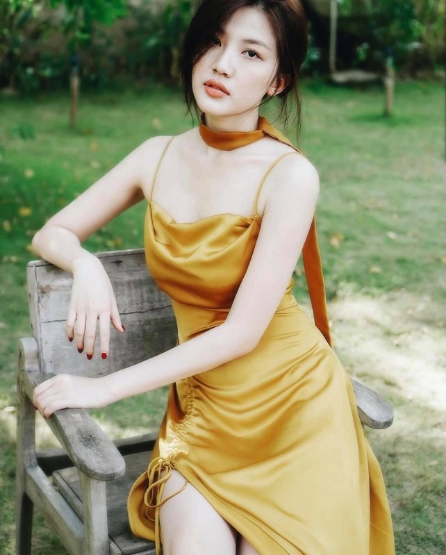 Lương Thanh xinh đẹp trong trang phục gợi cảm khác xa trên phim '11 tháng 5 ngày'