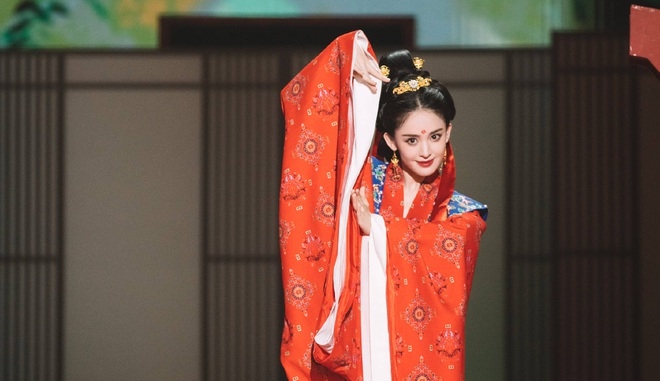 Ngoài vai trò MC, Cổ Lực Na Trát còn thể hiện một điệu múa truyền thống ngay trên sóng truyền hình. 