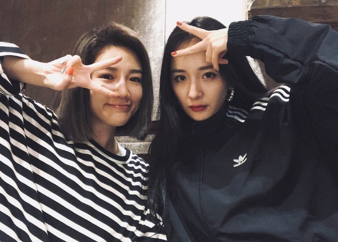 Tình huống Dương Mịch được người đàn ông mời trà sữa gây sốt cộng đồng mạng và fan vô cùng thích thú