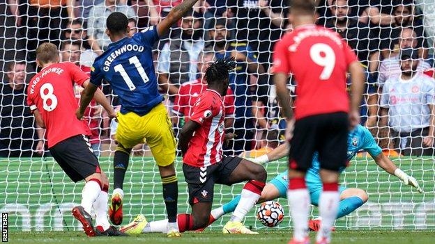 Man Ut hòa Southampton: Pogba chơi hay, HLV Solskjaer chỉ trích trọng tài
