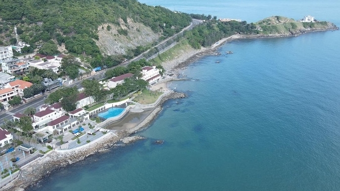 Biển Vũng Tàu trong xanh, hoang vắng và đẹp nao lòng giữa mùa dịch Covid-19