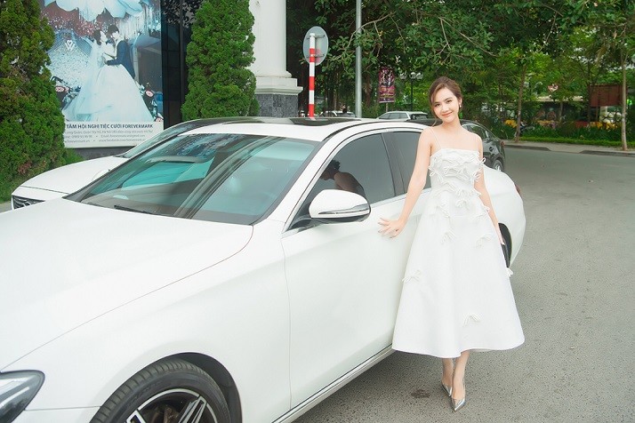 Đoàn phim 'Thương ngày nắng về' đã đóng máy nhưng Phan Minh Huyền chưa có ngày nghỉ hoàn toàn vì bận rộn với lịch đi sự kiện, chụp ảnh quảng cáo. Nữ diễn viên cho biết cô đã lên lịch để có thời gian nghỉ ngơi, bù đắp cho con trai và chăm sóc người thân sau một năm vất vả trên phim trường. Đoàn phim 'Thương ngày nắng về' đã đóng máy nhưng Phan Minh Huyền chưa có ngày nghỉ hoàn toàn vì bận rộn với lịch đi sự kiện, chụp ảnh quảng cáo. Nữ diễn viên cho biết cô đã lên lịch để có thời gian nghỉ ngơi, bù đắp cho con trai và chăm sóc người thân sau một năm vất vả trên phim trường.