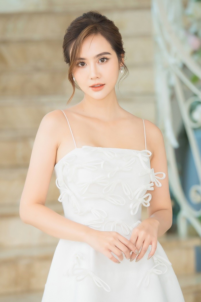 Khác với phong cách nữ tổng tài của nhân vật Vân Trang, nữ diễn viên ngoài đời ưa chuộng váy áo ngọt ngào, nữ tính. Chiếc váy hai dây màu trắng dáng xòe giúp tôn lên làn da trắng mịn, vẻ dịu dàng của nữ diễn viên sinh năm 1990. Khác với phong cách nữ tổng tài của nhân vật Vân Trang, nữ diễn viên ngoài đời ưa chuộng váy áo ngọt ngào, nữ tính. Chiếc váy hai dây màu trắng dáng xòe giúp tôn lên làn da trắng mịn, vẻ dịu dàng của nữ diễn viên sinh năm 1990.