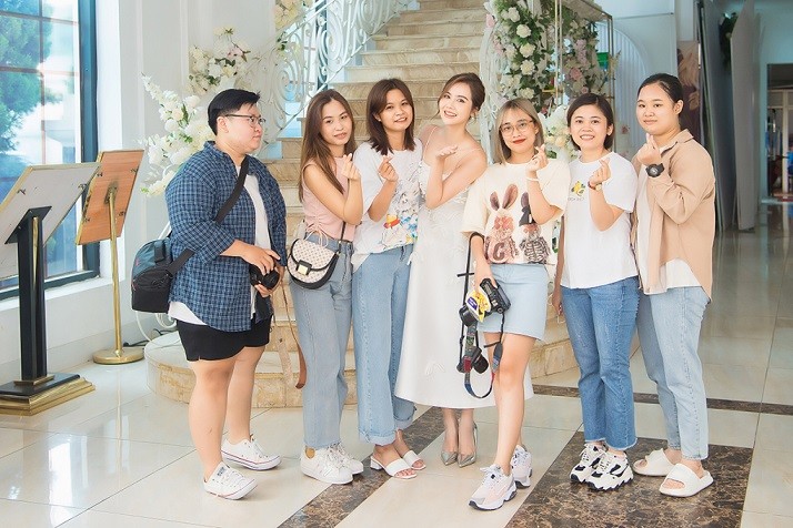 Một nhóm người hâm mộ chờ sẵn ở sự kiện để gặp Phan Minh Huyền. Một nhóm người hâm mộ chờ sẵn ở sự kiện để gặp Phan Minh Huyền.