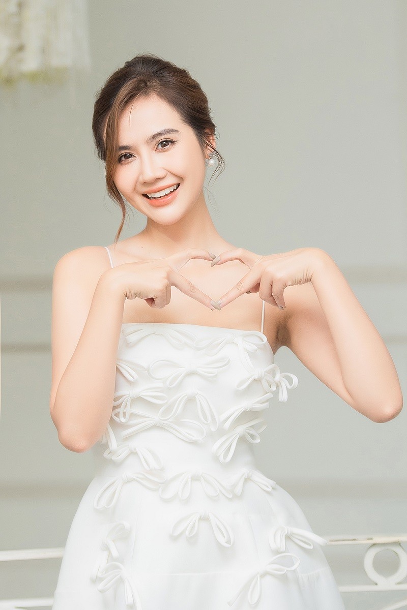 Cô đan tay hình trái tim để bày tỏ tình cảm với mọi người. Cô đan tay hình trái tim để bày tỏ tình cảm với mọi người.