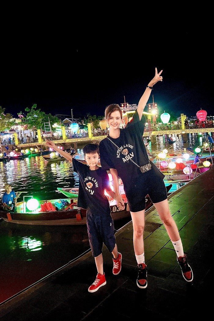 Rời sự kiện, Phan Minh Huyền đưa con trai, bé Nem đi du lịch Hội An. Rời sự kiện, Phan Minh Huyền đưa con trai, bé Nem đi du lịch Hội An.