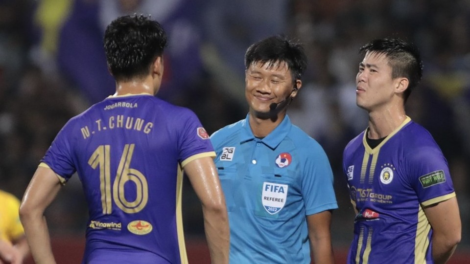 Sau nhiều ngôi sao 'dứt áo ra đi', CLB Hà Nội tính giữ chân Thành Chung đến năm 2025