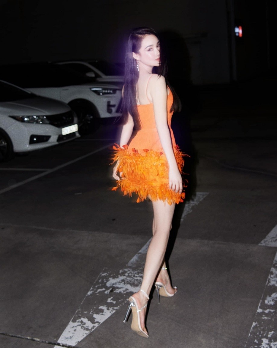 Cao 1,65 m nhưng chỉ nặng khoảng 43 kg, Nhã Phương có vóc dáng mảnh mai. Khi đi sự kiện, bà xã Trường Giang thường chọn trang phục gợi cảm.