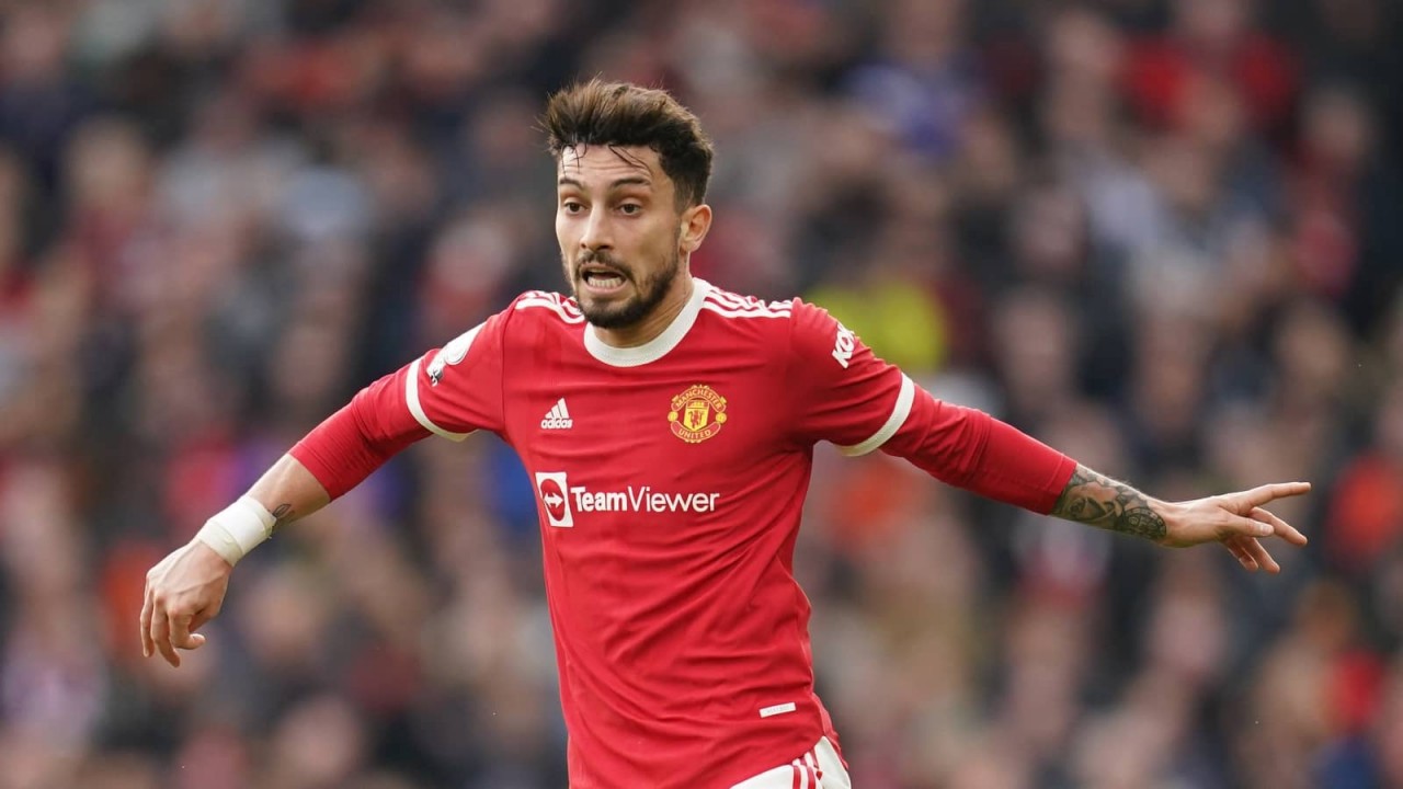 Chuyển nhượng cầu thủ Ngoại hạng Anh ngày 4/8: MU chưa thể chốt De Jong; Sevilla mượn Alex Telles;