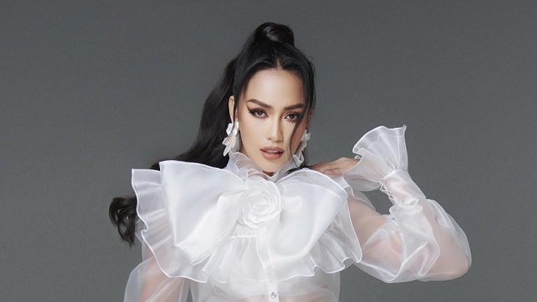 Hoa hậu Ngọc Châu đẹp sắc nét cùng loạt đầm sắc trắng tinh khôi