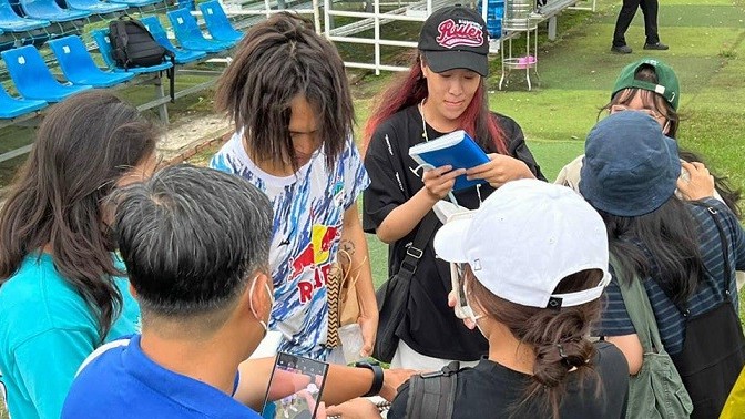 Hoàng Anh Gia Lai: Tiền vệ Tuấn Anh ký tặng người hâm mộ trên sân tập